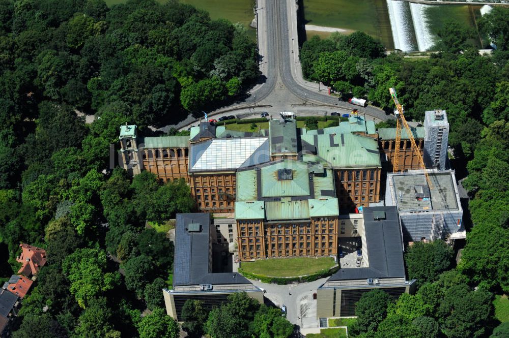 Luftaufnahme München - Die Baustelle des Erweiterungsbaus am Bayerischen Landtag an der Max-Plack-Straße in München