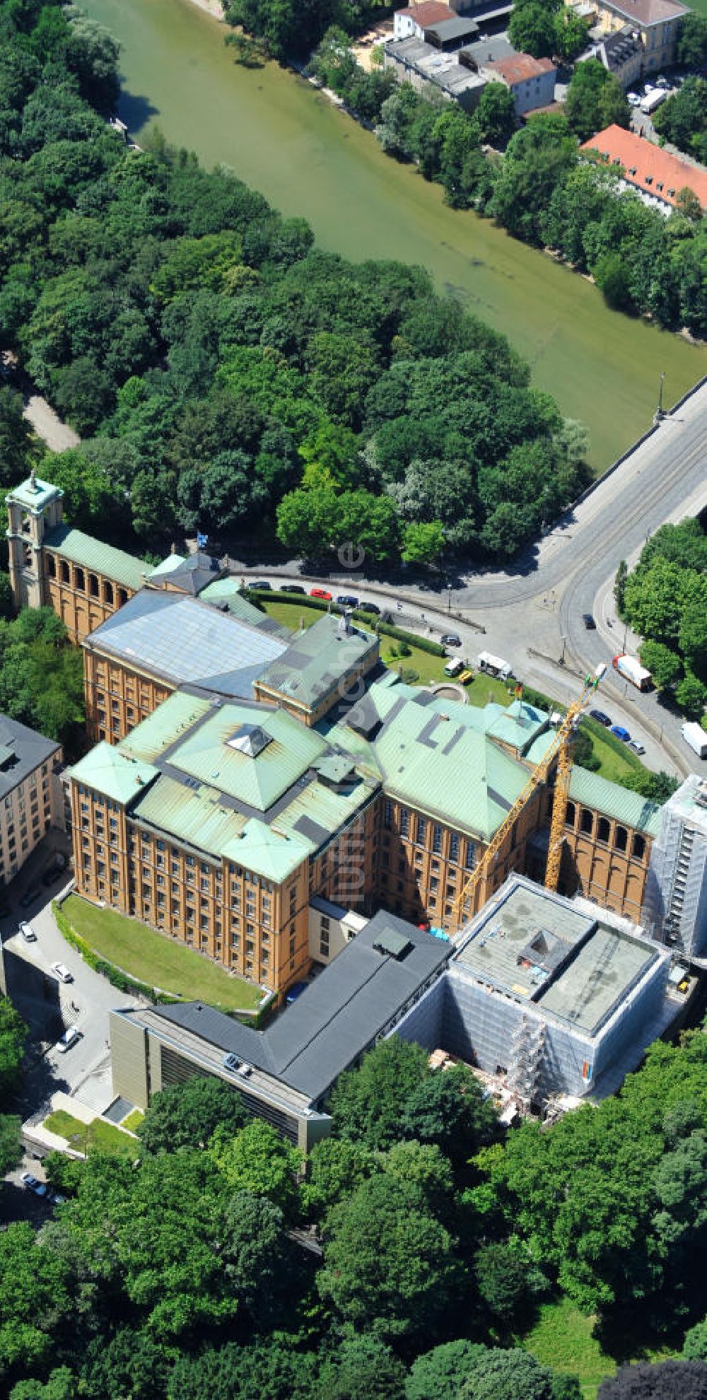 Luftbild München - Die Baustelle des Erweiterungsbaus am Bayerischen Landtag an der Max-Plack-Straße in München