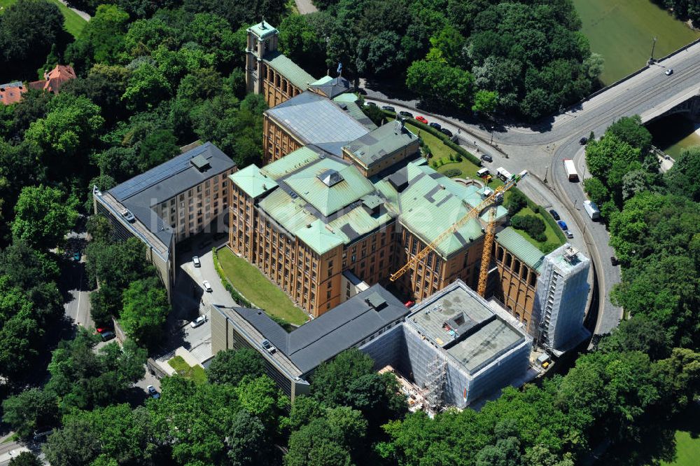 Luftaufnahme München - Die Baustelle des Erweiterungsbaus am Bayerischen Landtag an der Max-Plack-Straße in München