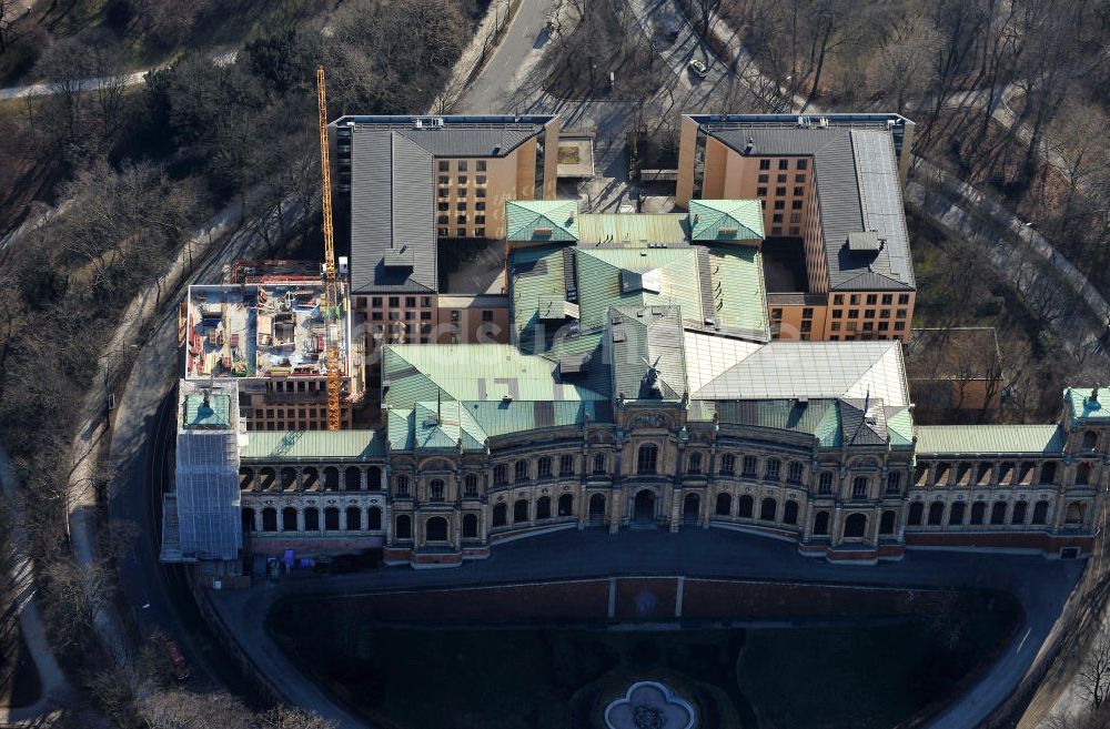 München von oben - Die Baustelle des Erweiterungsbaus am Bayerischen Landtag ( Maximilianeum ) an der Max-Plack-Straße in München