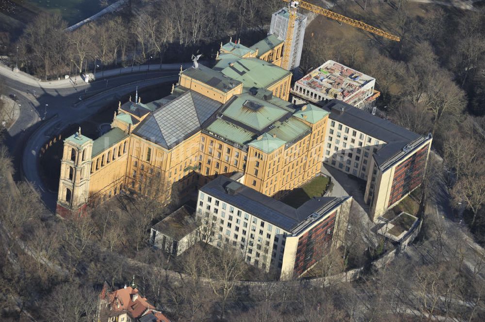 München von oben - Die Baustelle des Erweiterungsbaus am Bayerischen Landtag ( Maximilianeum ) an der Max-Plack-Straße in München