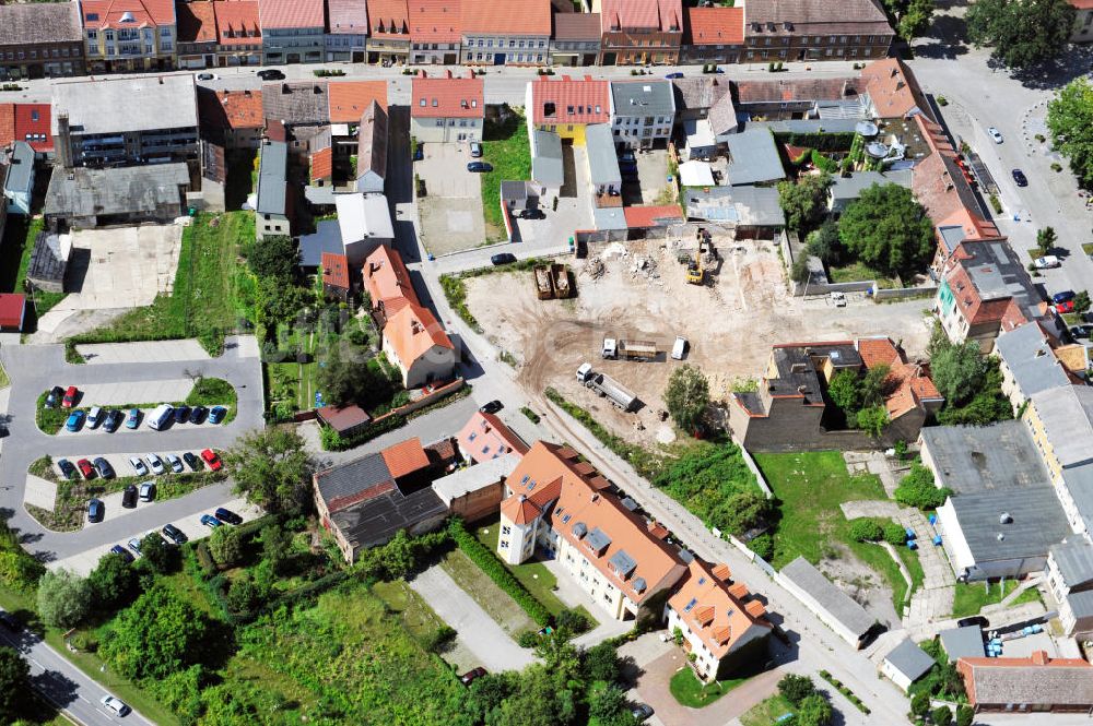 Zossen von oben - Die Baustelle des Neubaus des Post- und Fernmeldeamtsgebäudes an der Marktstraße in Zossen