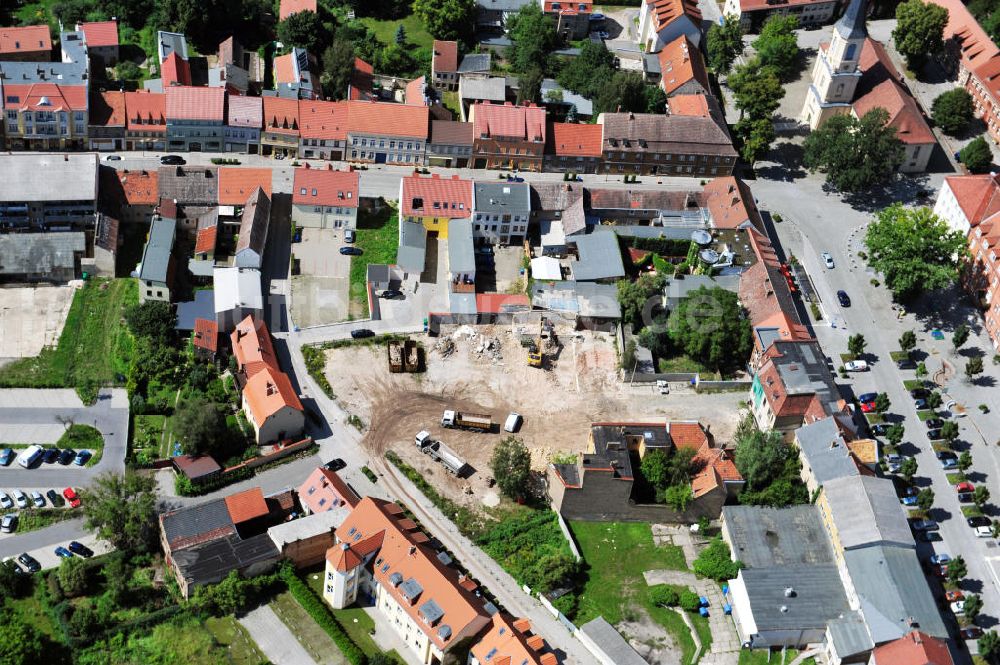 Zossen aus der Vogelperspektive: Die Baustelle des Neubaus des Post- und Fernmeldeamtsgebäudes an der Marktstraße in Zossen