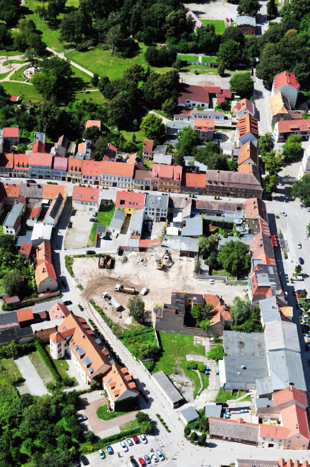 Luftbild Zossen - Die Baustelle des Neubaus des Post- und Fernmeldeamtsgebäudes an der Marktstraße in Zossen