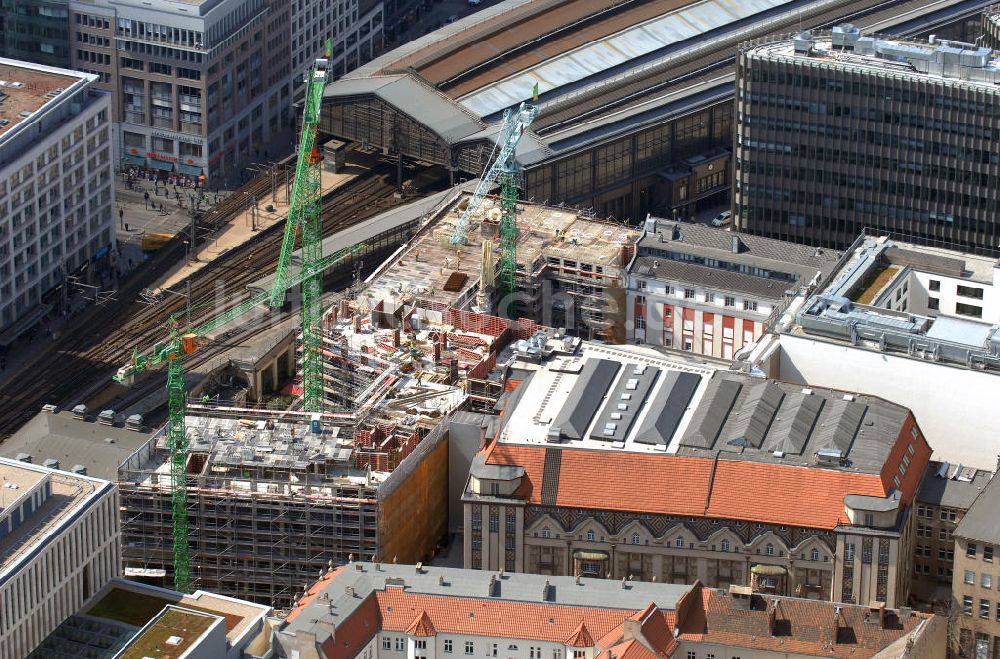 Luftaufnahme Berlin - Die Baustelle des Projekts Friedrichstraße 100 am Bahnhof Friedrichstraße in Berlin-Mitte