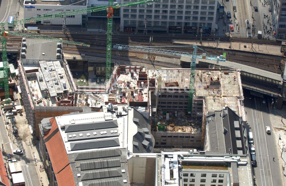 Berlin von oben - Die Baustelle des Projekts Friedrichstraße 100 am Bahnhof Friedrichstraße in Berlin-Mitte