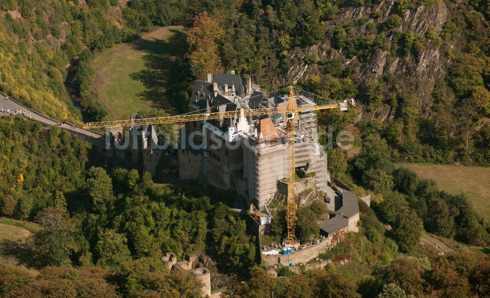 Wierschem von oben - Die Baustelle der zu sanierenden Burg Eltz südlich der Ortsgemeinde Wierschem in Rheinland-Pfalz