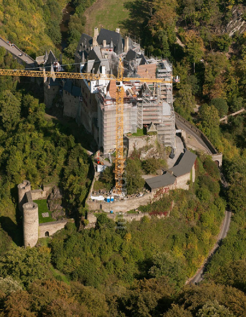 Wierschem aus der Vogelperspektive: Die Baustelle der zu sanierenden Burg Eltz südlich der Ortsgemeinde Wierschem in Rheinland-Pfalz