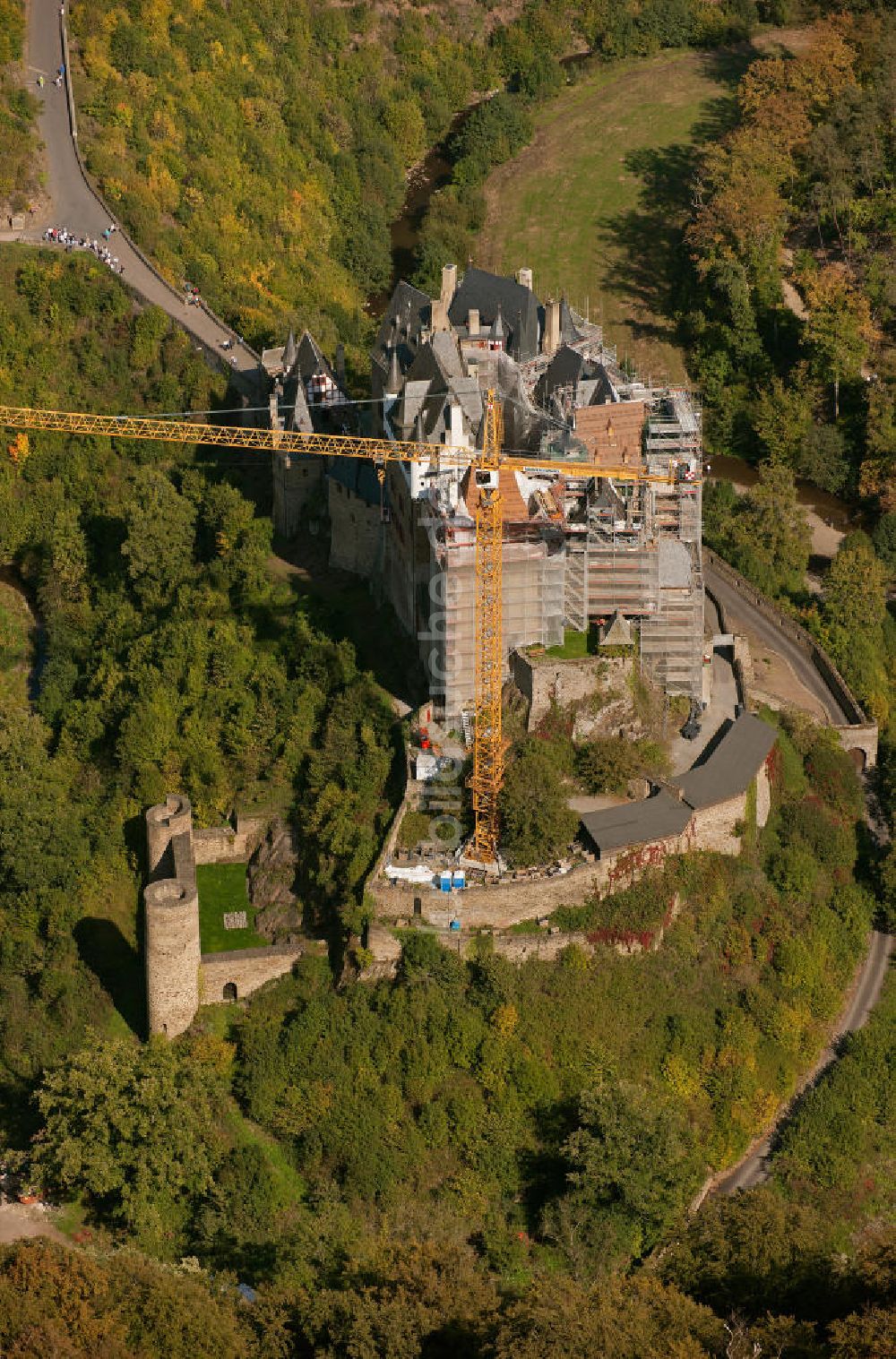 Luftbild Wierschem - Die Baustelle der zu sanierenden Burg Eltz südlich der Ortsgemeinde Wierschem in Rheinland-Pfalz