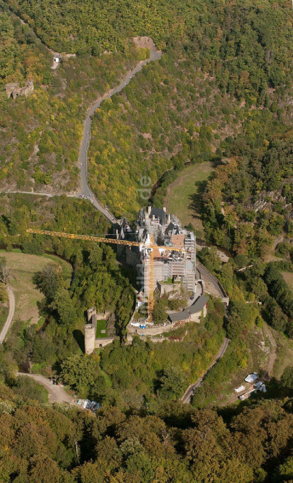 Luftaufnahme Wierschem - Die Baustelle der zu sanierenden Burg Eltz südlich der Ortsgemeinde Wierschem in Rheinland-Pfalz