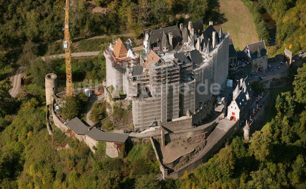 Wierschem von oben - Die Baustelle der zu sanierenden Burg Eltz südlich der Ortsgemeinde Wierschem in Rheinland-Pfalz