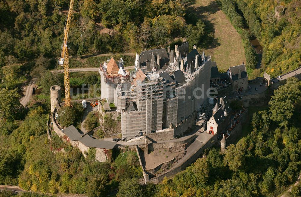 Wierschem aus der Vogelperspektive: Die Baustelle der zu sanierenden Burg Eltz südlich der Ortsgemeinde Wierschem in Rheinland-Pfalz