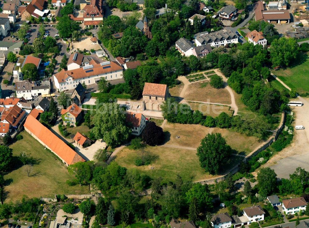 Lorsch von oben - Die Benediktinerabtei in Lorsch im Bundesland Hessen