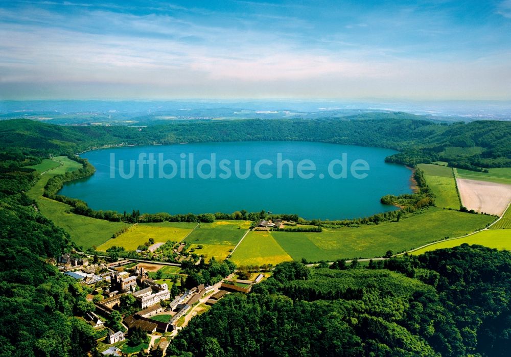 Luftbild Bell - Die Benediktinerrabtei Maria Laach im Bundesland Rheinland-Pfalz