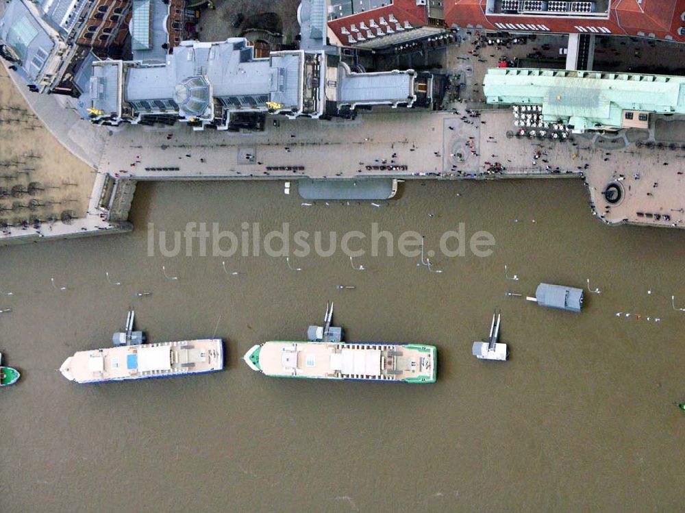 Dresden aus der Vogelperspektive: Die überfluteten Anlegestellen der Sächsischen Dampfschiffahrt