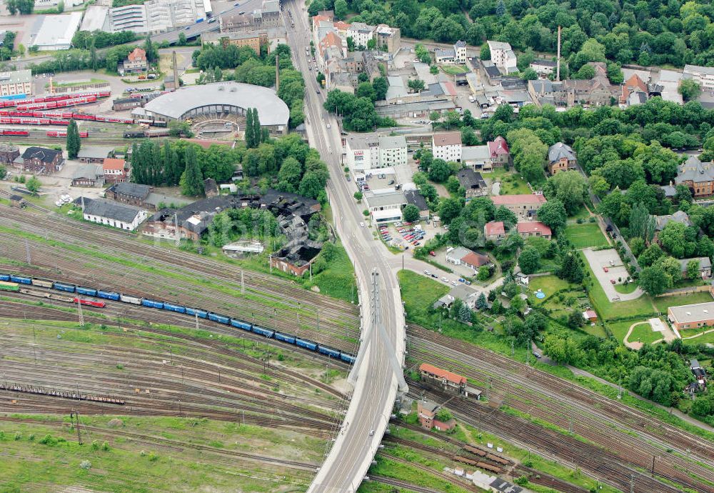 Halle an der Saale aus der Vogelperspektive: Die Berliner Straße mit der Berliner Brücke am Güterbahnhof i