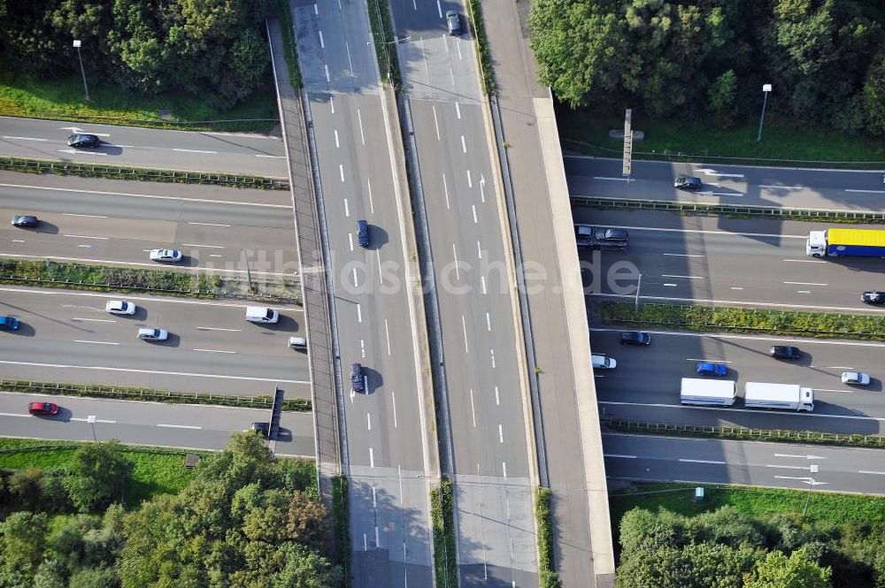 Köln von oben - Die Brücke des Autobahnkreuzes Köln-West in Köln