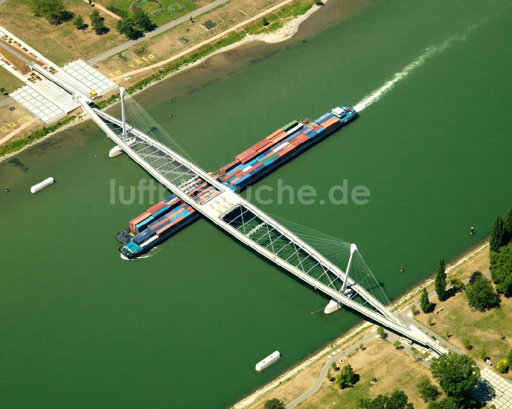 Luftaufnahme Kehl - Die Brücke Passerelle des Deux Rives über dem Rhein in Kehl im Bundesland Baden-Württemberg