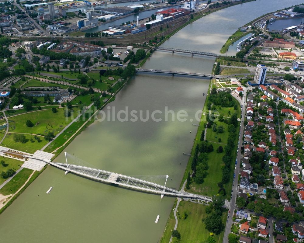 Kehl von oben - Die Brücke Passerelle des Deux Rives über dem Rhein in Kehl im Bundesland Baden-Württemberg