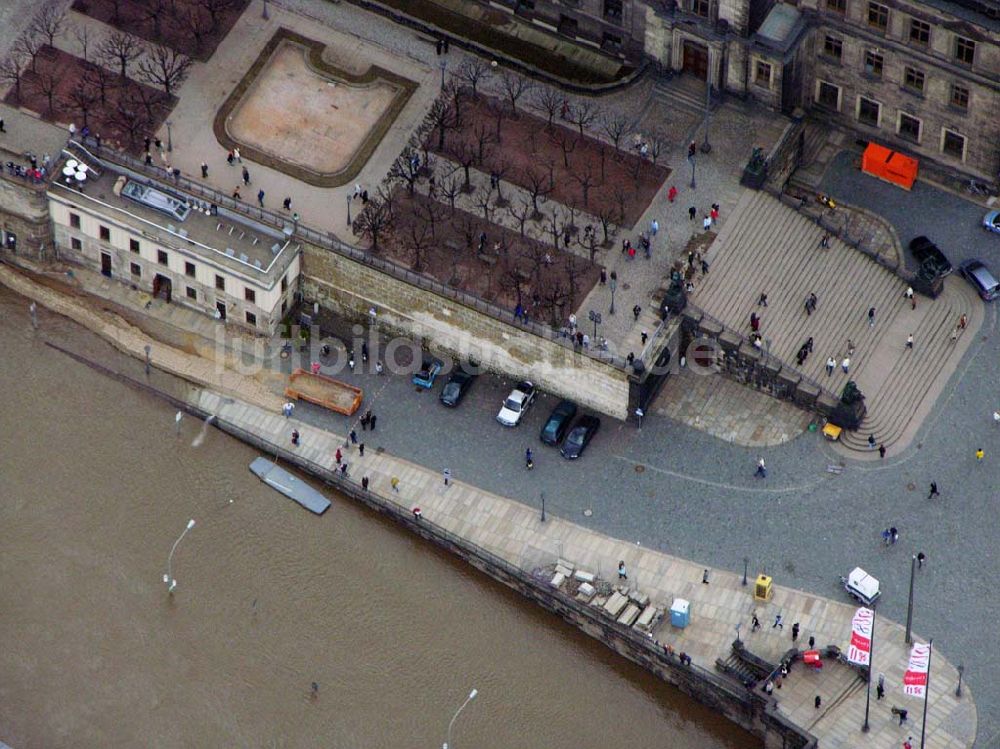 Luftbild Dresden - Die Brühlsche Terrasse und das Hochwasser der Elbe