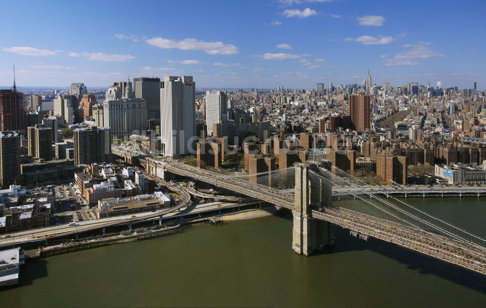 Luftbild New York - Die Brooklyn Bridge in New York City über dem East River