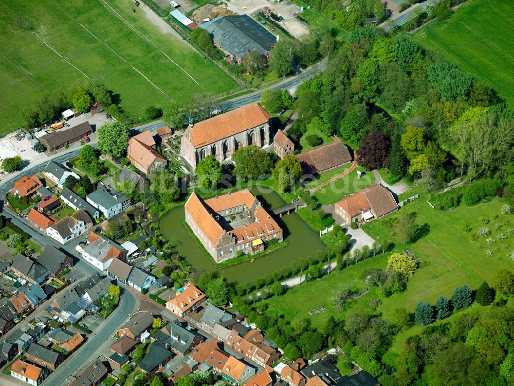 Hinte aus der Vogelperspektive: Die Burg Hinta und die Hinter Kirche in Hinte im Bundesland Niedersachsen