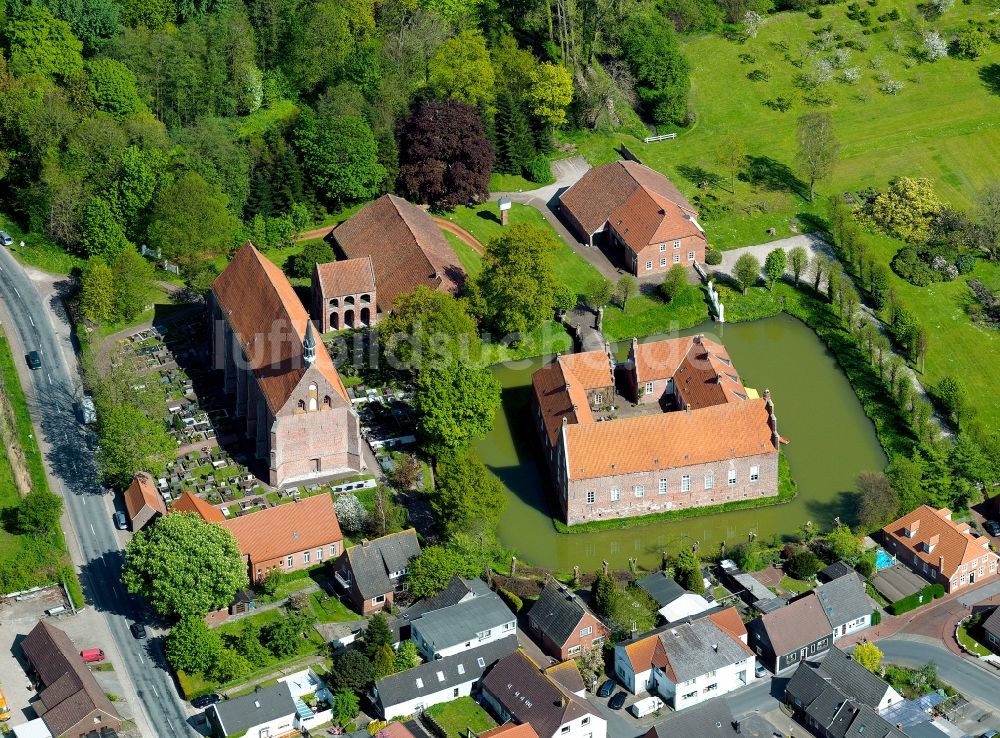 Luftbild Hinte - Die Burg Hinta und die Hinter Kirche in Hinte im Bundesland Niedersachsen