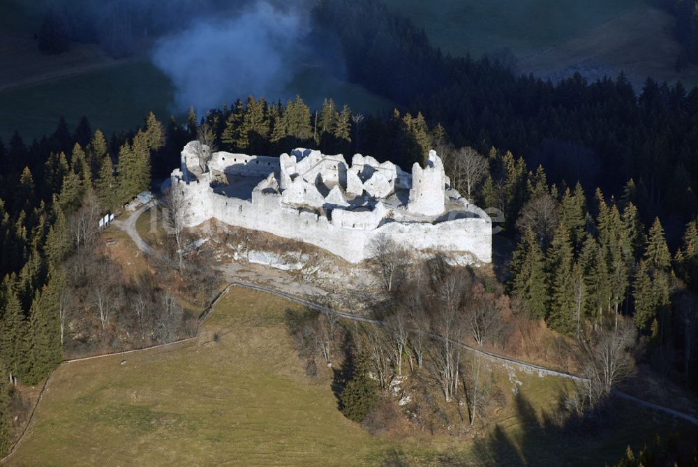 Eisenberg von oben - Die Burg Hohenfreyberg bildet zusammen mit der direkt gegenüber liegenden Burg Eisenberg eine weithin sichtbare Burgengruppe im südlichen Allgäu.