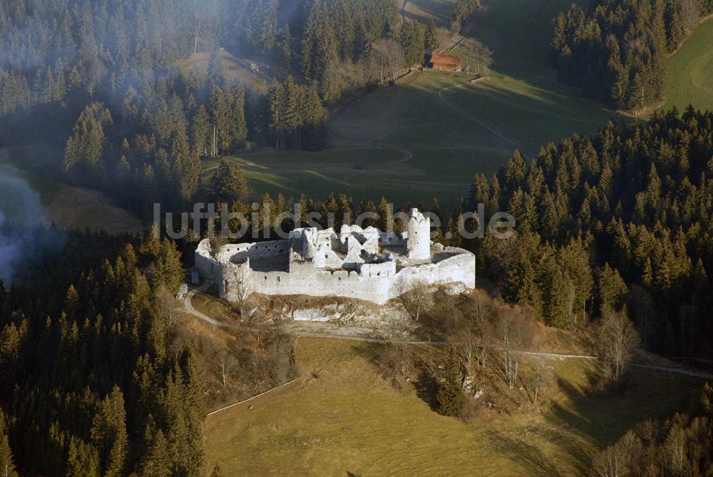 Eisenberg aus der Vogelperspektive: Die Burg Hohenfreyberg bildet zusammen mit der direkt gegenüber liegenden Burg Eisenberg eine weithin sichtbare Burgengruppe im südlichen Allgäu.