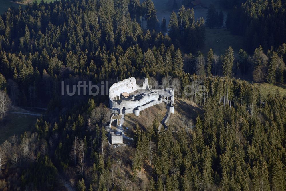 Luftbild Eisenberg - Die Burg Hohenfreyberg bildet zusammen mit der direkt gegenüber liegenden Burg Eisenberg eine weithin sichtbare Burgengruppe im südlichen Allgäu.