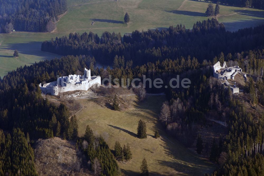 Luftaufnahme Eisenberg - Die Burg Hohenfreyberg bildet zusammen mit der direkt gegenüber liegenden Burg Eisenberg eine weithin sichtbare Burgengruppe im südlichen Allgäu.