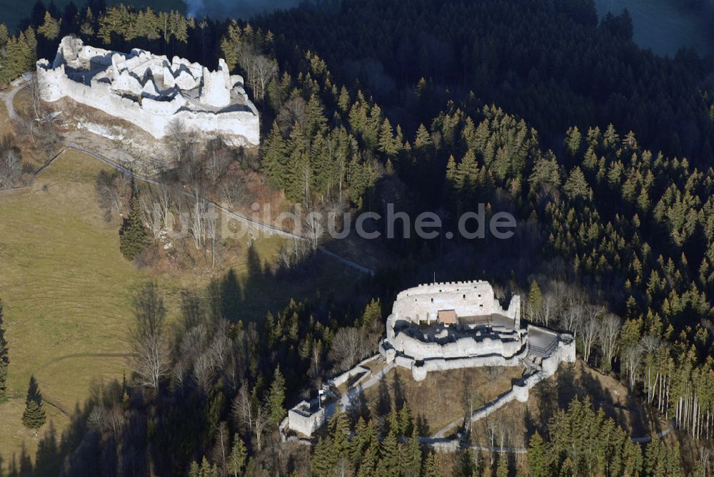 Eisenberg aus der Vogelperspektive: Die Burg Hohenfreyberg bildet zusammen mit der direkt gegenüber liegenden Burg Eisenberg eine weithin sichtbare Burgengruppe im südlichen Allgäu.