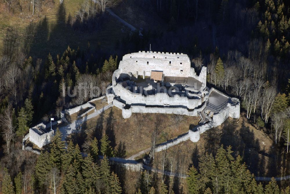 Luftbild Eisenberg - Die Burg Hohenfreyberg bildet zusammen mit der direkt gegenüber liegenden Burg Eisenberg eine weithin sichtbare Burgengruppe im südlichen Allgäu.