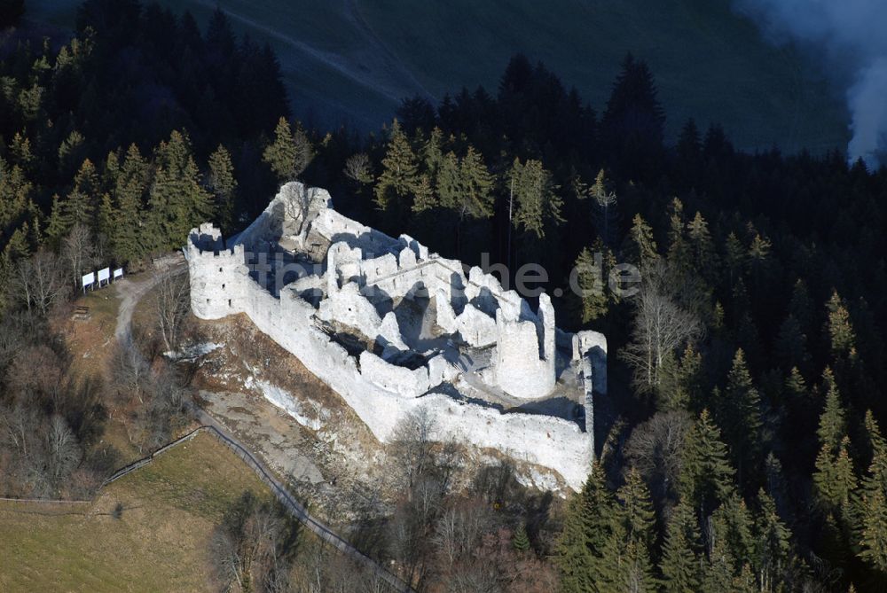 Luftaufnahme Eisenberg - Die Burg Hohenfreyberg bildet zusammen mit der direkt gegenüber liegenden Burg Eisenberg eine weithin sichtbare Burgengruppe im südlichen Allgäu.