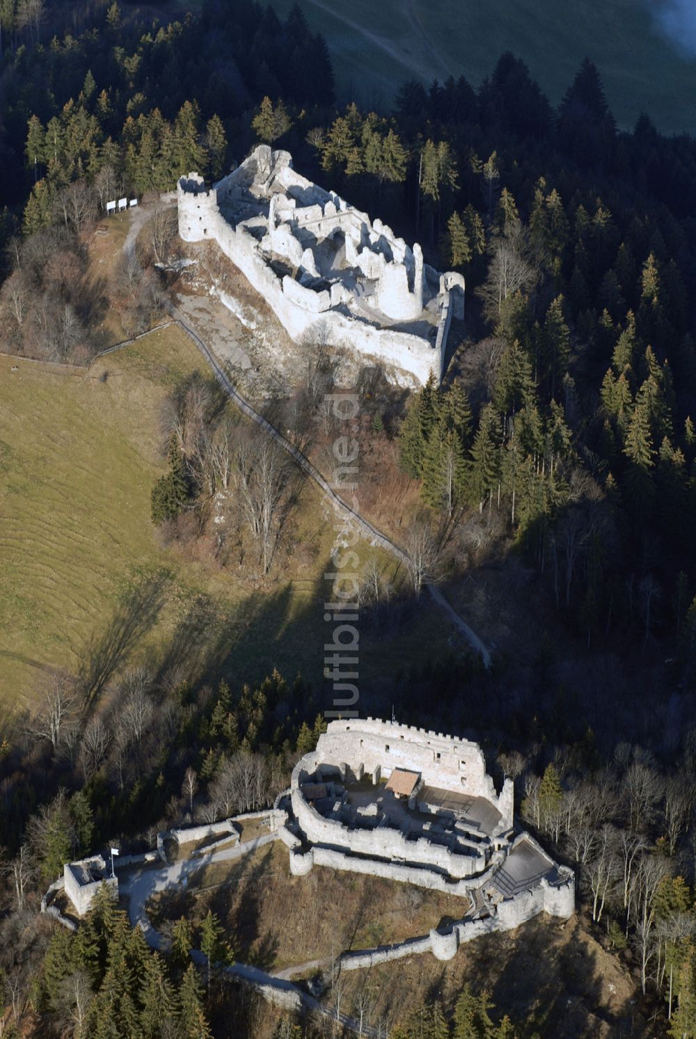 Eisenberg von oben - Die Burg Hohenfreyberg bildet zusammen mit der direkt gegenüber liegenden Burg Eisenberg eine weithin sichtbare Burgengruppe im südlichen Allgäu.