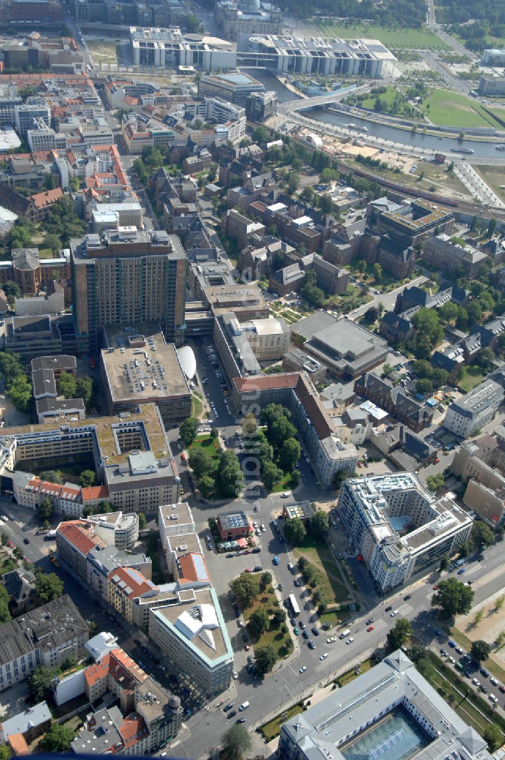 Luftaufnahme Berlin - Die Charité-Universitätsmedizin in Berlin-Mitte