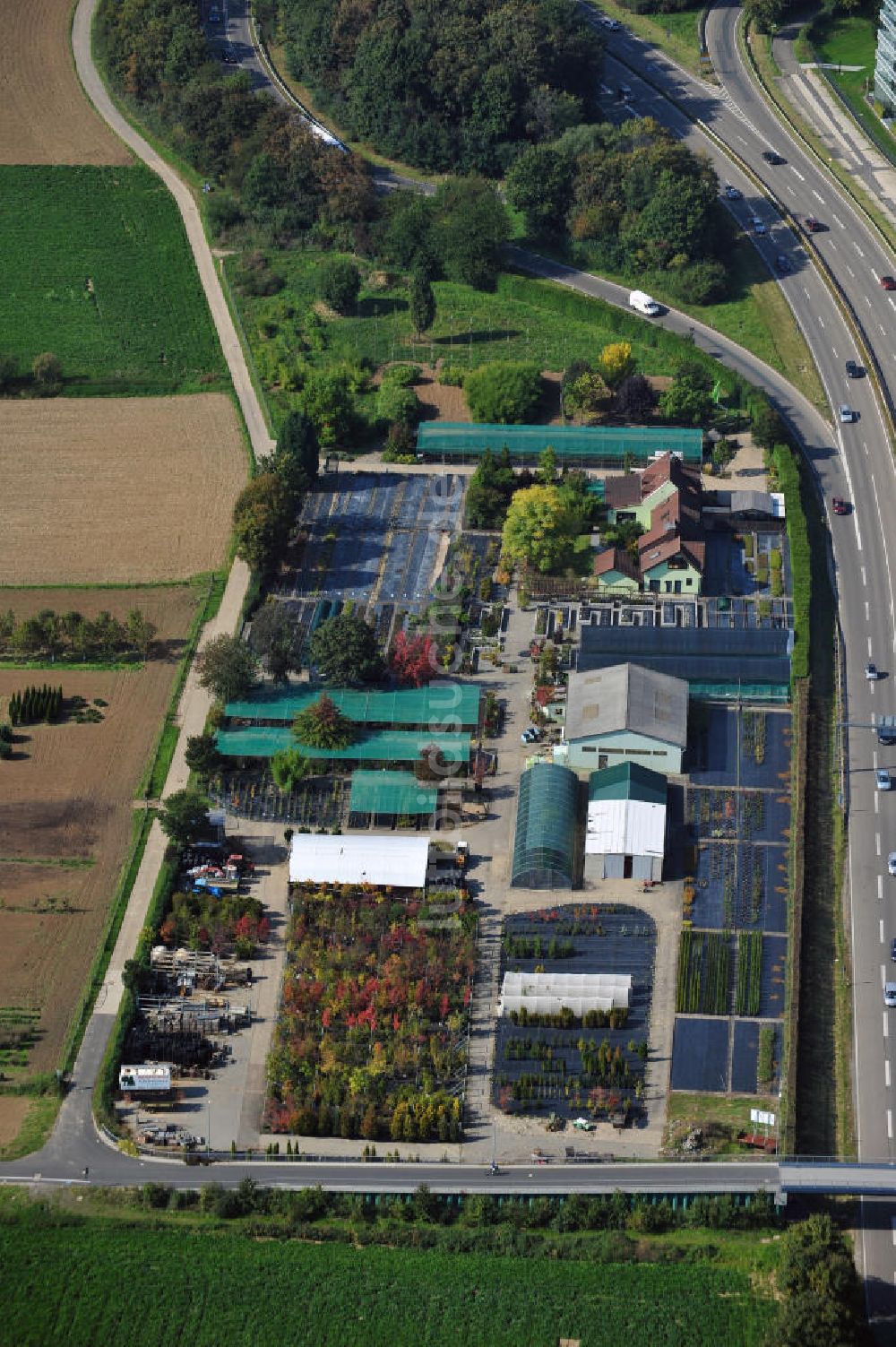 Eschborn von oben - Die Christensen Baumschule am Fasanenweg direkt neben der Autobahn A 66 in Eschborn in Hessen