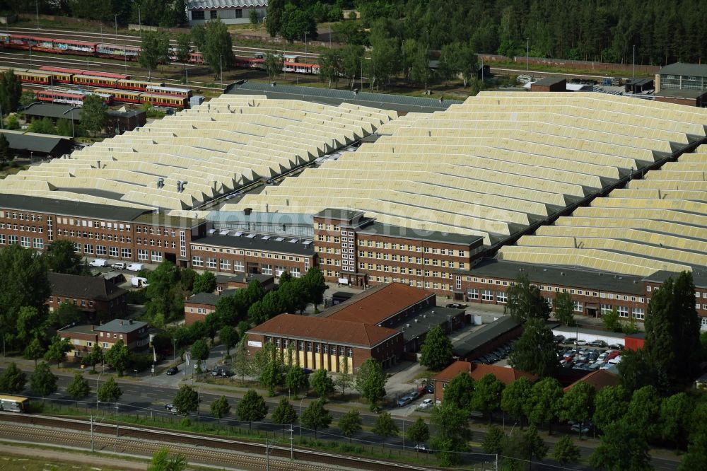 Luftaufnahme Berlin - Die Deutsche Bahn Hauptwerkstatt Berlin-Schöneweide im Ortsteil Bezirk Treptow-Köpenick in Berlin, Deutschland