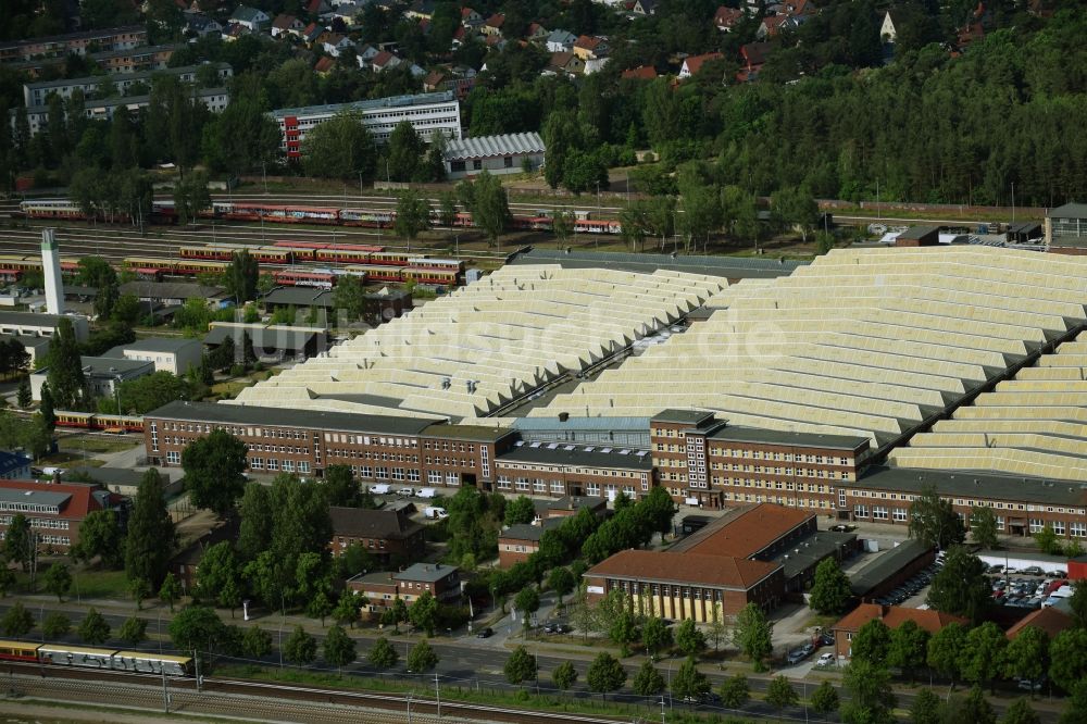 Berlin von oben - Die Deutsche Bahn Hauptwerkstatt Berlin-Schöneweide im Ortsteil Bezirk Treptow-Köpenick in Berlin, Deutschland