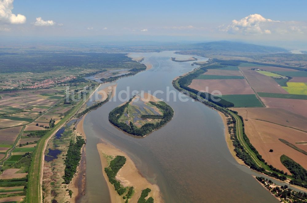 Dubovac aus der Vogelperspektive: Die Donau bei Dubovac in Serbien