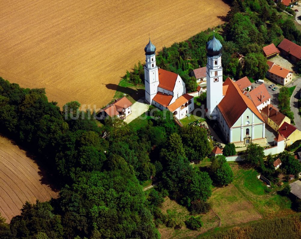 Geiselhöring aus der Vogelperspektive: Die Doppelkirchenanlage in Geiselhöring im Bundesland Bayern