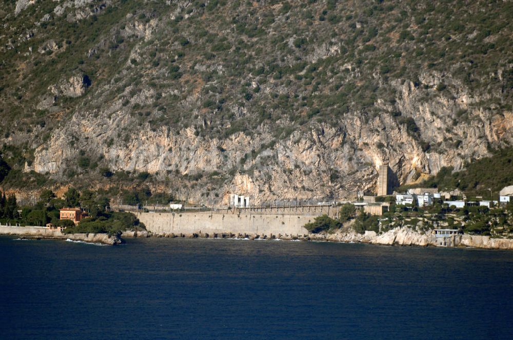 Èze aus der Vogelperspektive: Die Eisenbahnbrücke an der Avenue Raymond Poincaré in der Nähe von Èze