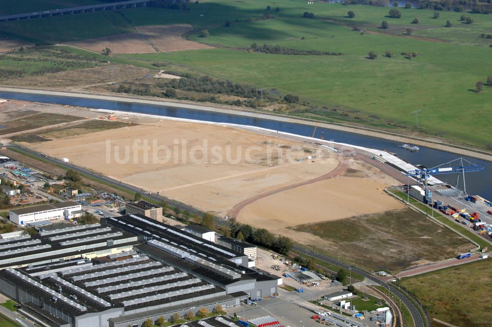 Magdeburg von oben - die Elbe mit Baustelle zum Ausbau des Binnenhafens und die Firma ENERCON GmbH