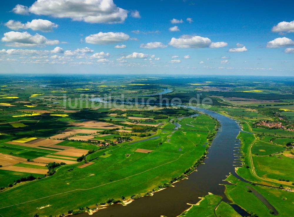 Luftaufnahme Dömitz - Die Elbe und ihre Umgebung in der Landstadt Dömitz im Bundesland Mecklenburg-Vorpommern