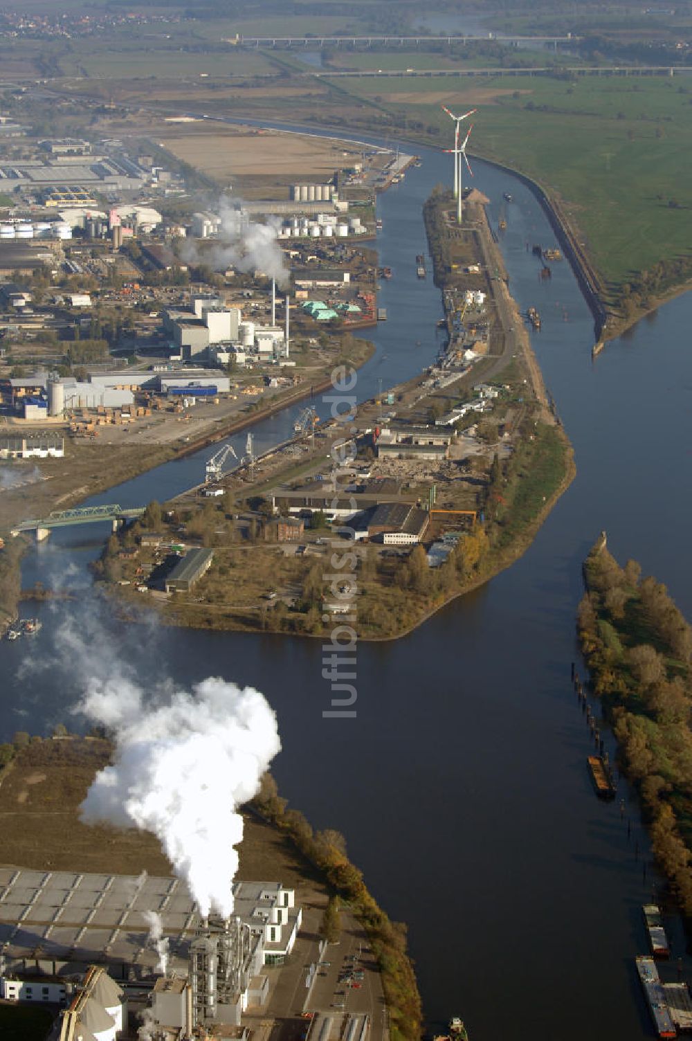 Magdeburg aus der Vogelperspektive: die Elbe mit Recycling- Zentrum, Amroc Baustoffe GmbH, Bio-Ölwerk, Agrarhandel und die Baustelle zum Ausbau des Binnenhafens