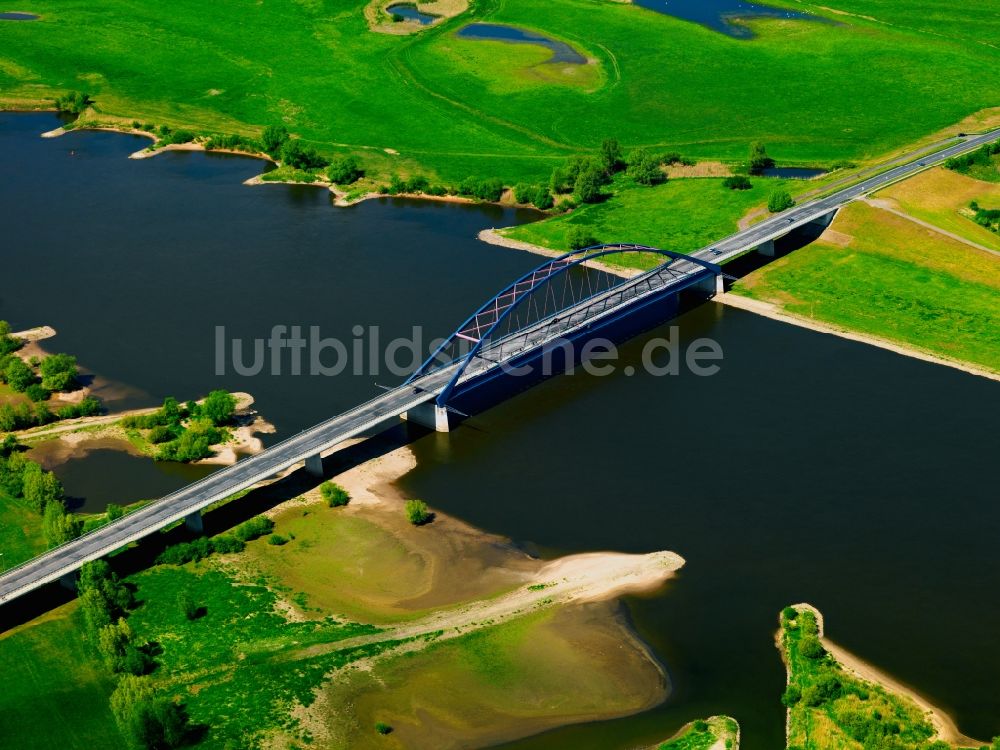 Dömitz von oben - Die Elbebrücke in der Landstadt Dömitz im Bundesland Mecklenburg-Vorpommern