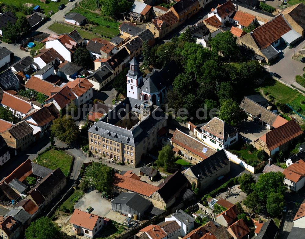 Luftaufnahme Partenheim - Die evangelische Kirche St.Peter und das Schloss Wallbrunn in Partenheim im Bundesland Rheinland-Pfalz