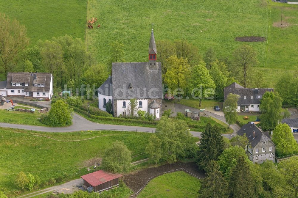 Bad Berleburg von oben - Die evangelische Kirche Wemlighausen im Stadtteil Wemlighausen ind Bad Berleburg im Bundesland Nordrhein-Westfalen