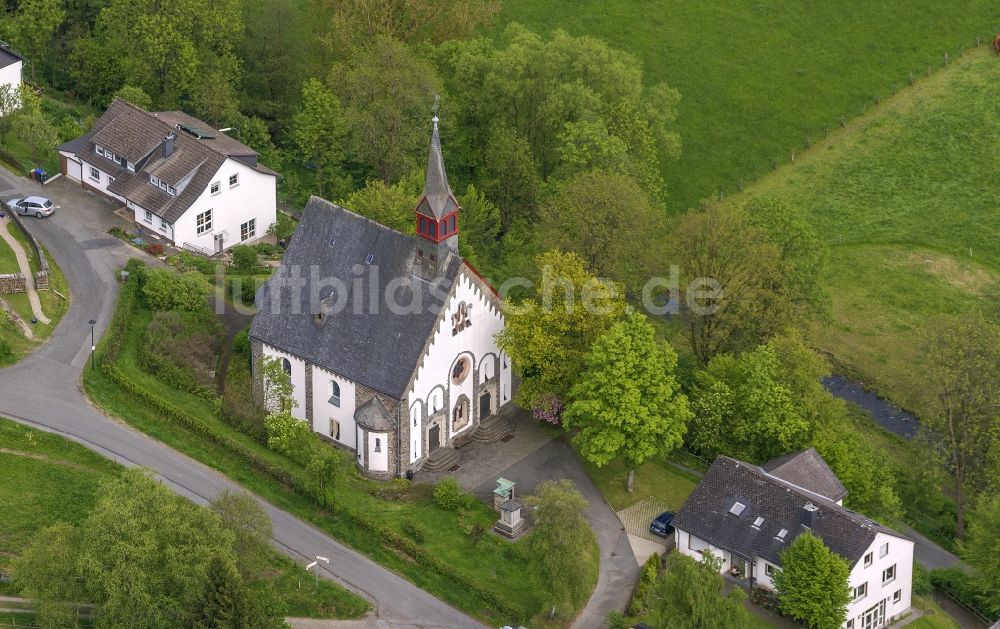 Luftbild Bad Berleburg - Die evangelische Kirche Wemlighausen im Stadtteil Wemlighausen ind Bad Berleburg im Bundesland Nordrhein-Westfalen