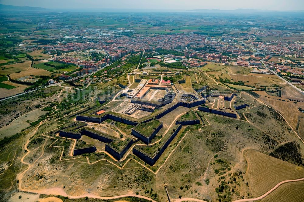 Figueres von oben - Die Festung Castell de Sant Ferran in Figueres in Spanien